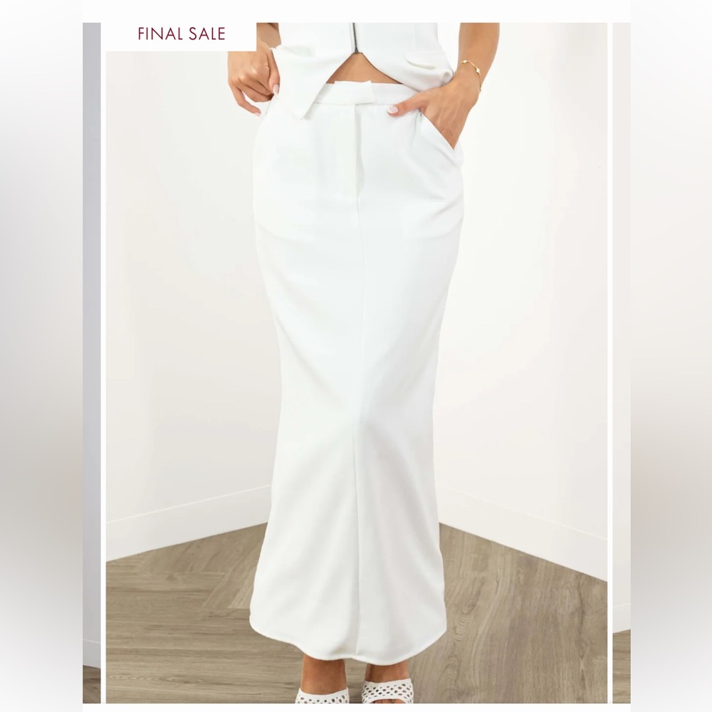 Tailored white skirt